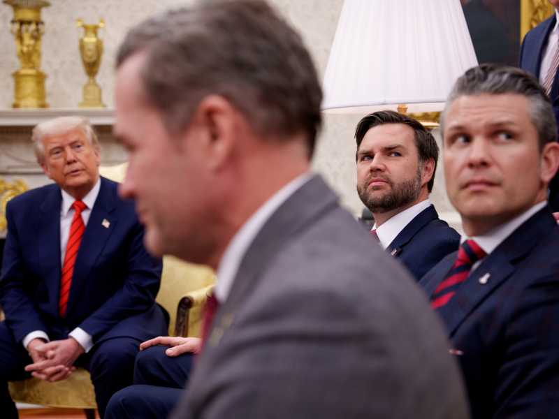 Trump con il consigliere per la sicurezza Michael Waltz (in primo piano, fuori fuoco), JD Vance e il segretario alla Difesa Pete Hegseth (Foto di Andrew Harnik/Getty)&nbsp;<br />