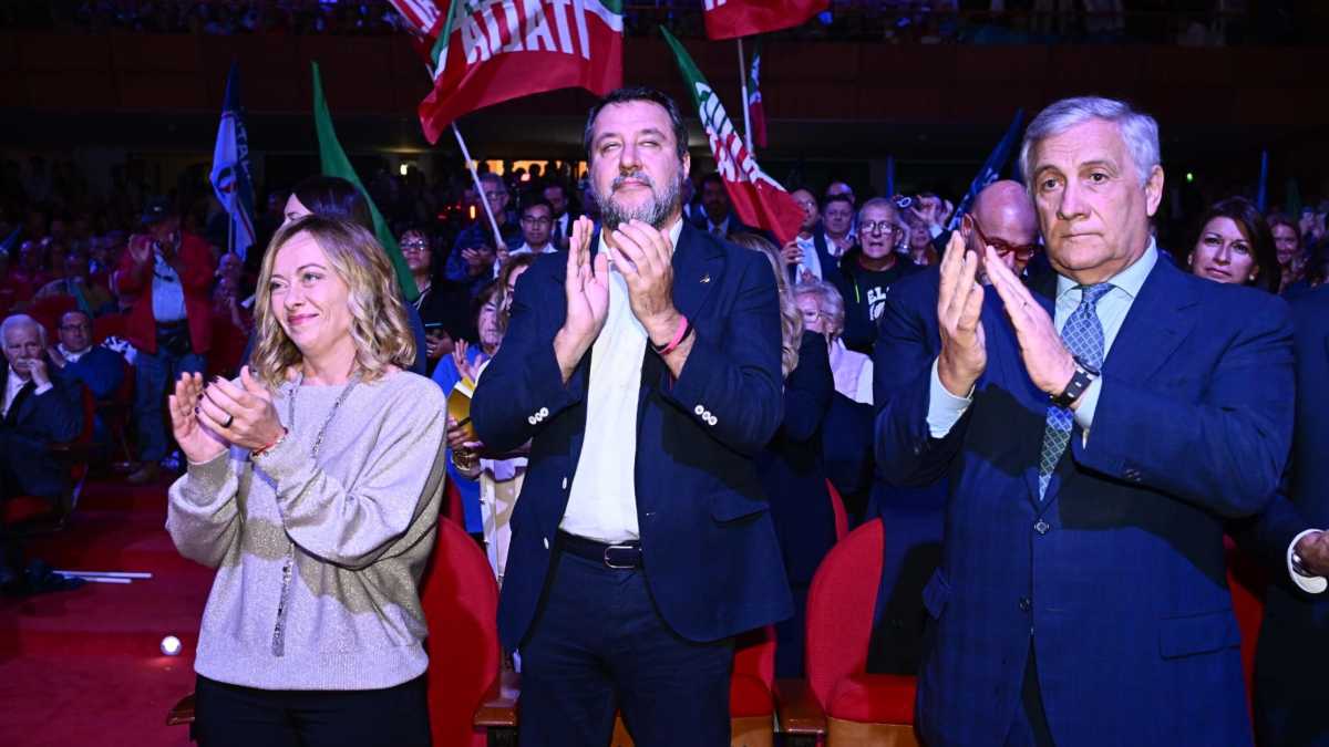 Immagine di Parigi val bene un vertice con Salvini e Tajani: missione di pace di Meloni nella maggioranza