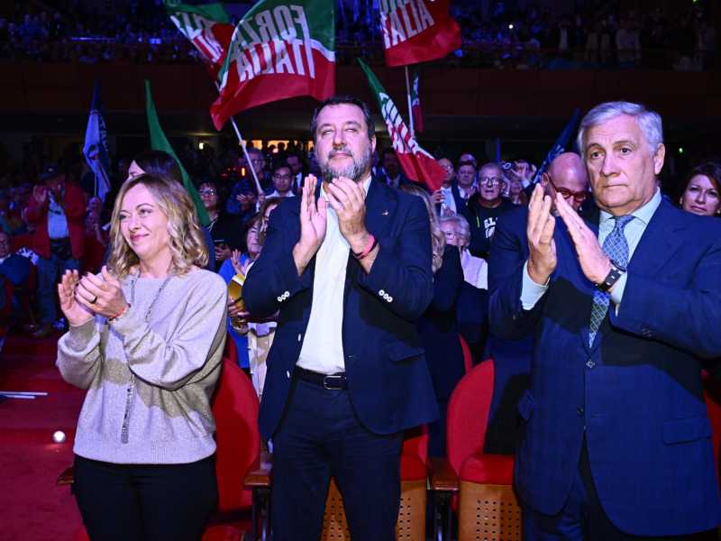 Parigi val bene un vertice con Salvini e Tajani: missione di pace di Meloni nella maggioranza