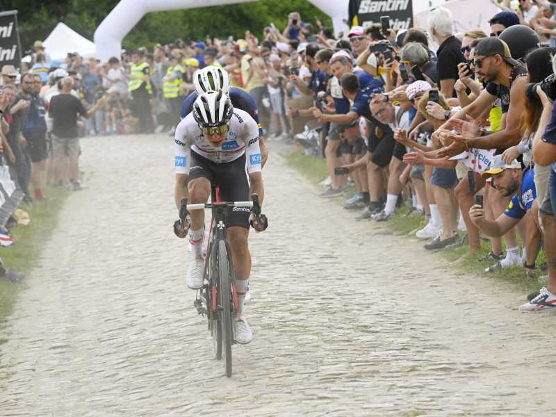 Tadej Pogacar durante la 5a tappa del Tour de France 2025, quella che percorreva parte del pavé della Parigi-Roubaix (foto Getty Images)