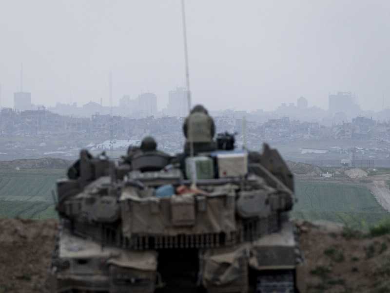Soldati israeliani seduti su un carro armato di fronte alla Striscia di Gaza il 18 marzo 2025 (Foto di Amir Levy/Getty Images) <br />