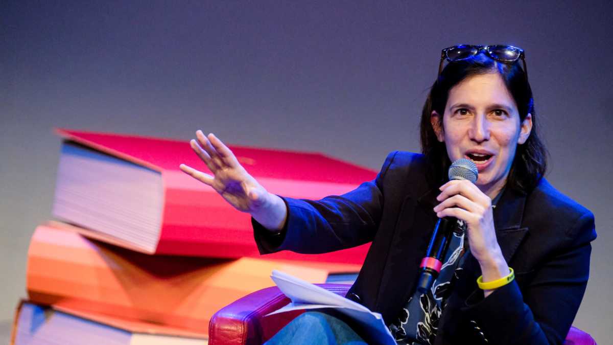 Immagine di Schlein stoppa Franceschini il "mammo" e dice: "Ci vuole fregare". Il Pd ride: "Serve per perpetuare la dinastia"