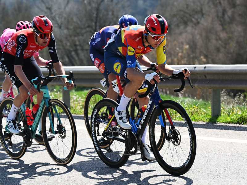 <strong style="font-family: Arial, Verdana, sans-serif; font-size: 12px;">Lennard K&auml;mna nel corso della 4a tappa della Volta a Catalunya 2025 (foto Getty Images)</strong>