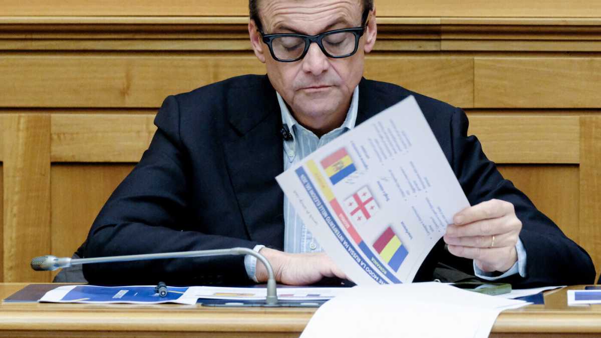 Immagine di Calenda: “L’automotive è al collasso, ci vogliono dazi europei”