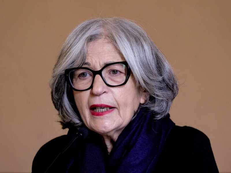 Finocchiaro: "Togliere il cognome del padre ai figli è una discriminazione al contrario"
