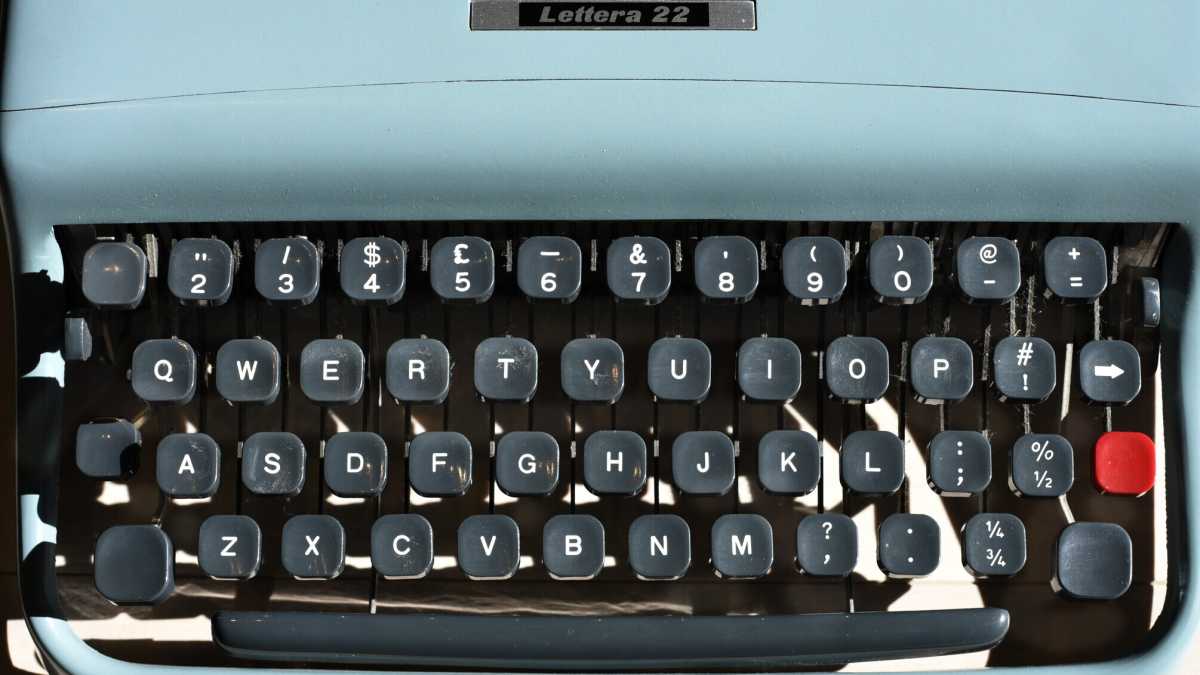 Immagine di Le vite incarnate dal Vecchio Cibernetico e la sua Olivetti Lettera 22