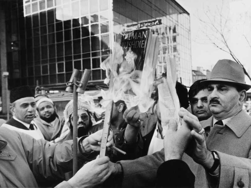 Un rogo di libri di Salman Rushdie a Bradford, Regno Unito, nel 1988 (Getty)&nbsp;<br />