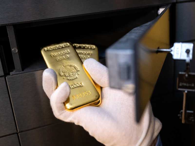 Monaco di Baviera, un uomo mette due lingotti d'oro in un caveau del commerciante di metalli preziosi Pro Aurum (Getty Images) <br />