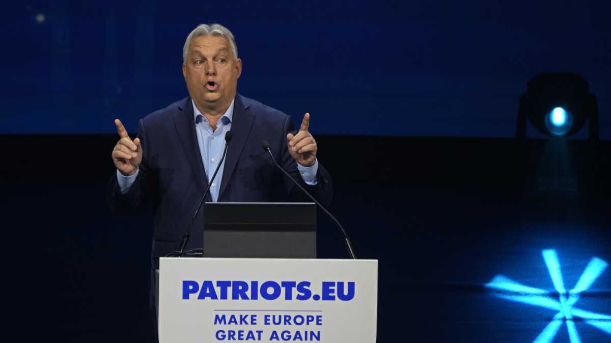 Immagine di Orbán si posiziona in fretta per farsi notare di più da Trump