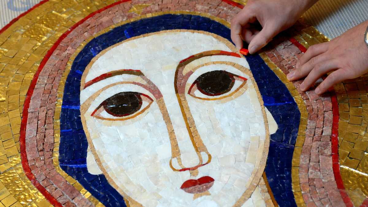Immagine di Coperti a Lourdes i mosaici di Rupnik. Il vescovo: "Per me andavano rimossi"