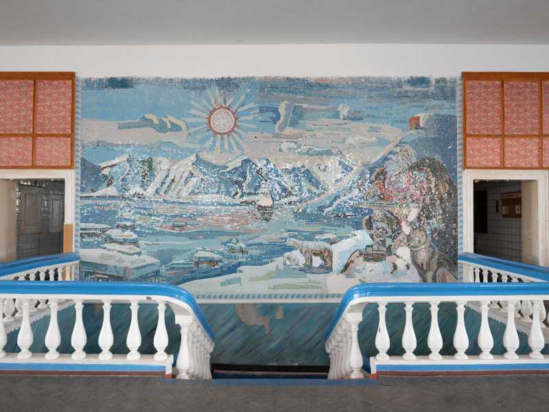 Norvegia, Pyramiden: un mosaico nell'ex mensa dell'insediamento minerario sovietico abbandonato (Sebastian Kahnert/Getty Images)&nbsp;<br />
