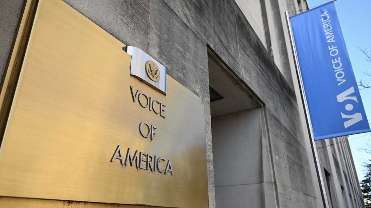 Immagine di Una giornalista russa ci racconta cosa c'è di putiniano nella stretta di Trump su Voice of America
