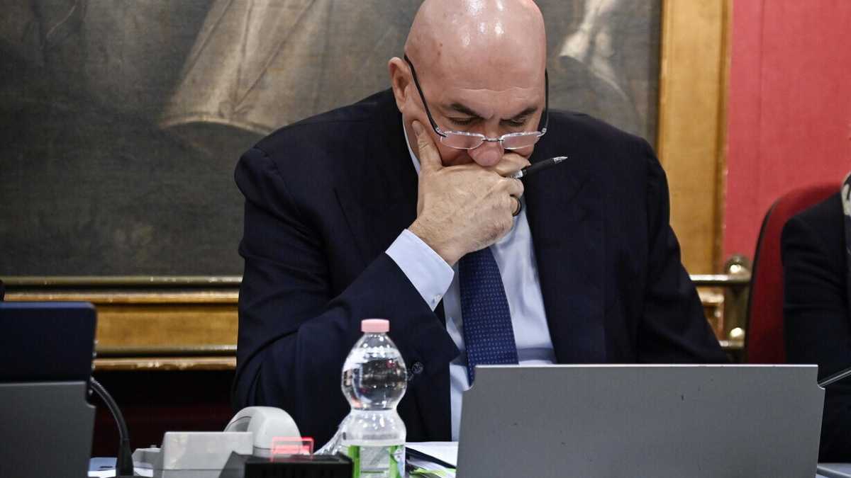 Immagine di La cybersicurezza è uno spezzatino di competenze. Crosetto: "Così non va"