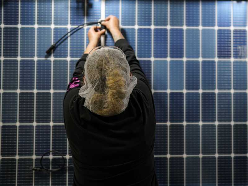 Fabbrica di pannelli solari della coreana Hanwha Qcells Solar negli Usa (LaPresse)<br />