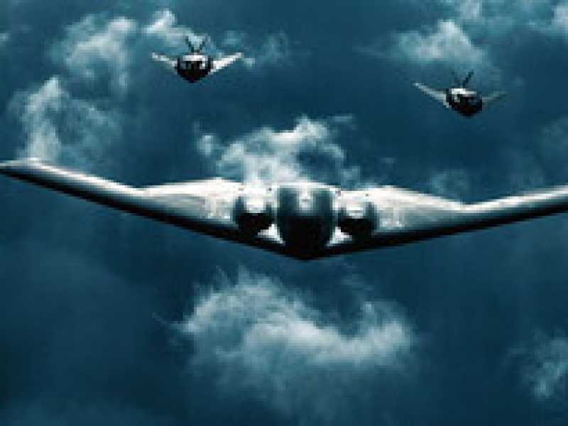 Un bombardiere strategico B-2 americano in volo (foto Getty)