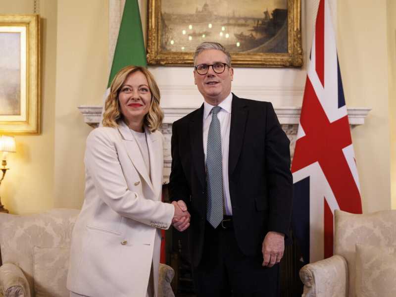 L'altalena di Meloni sui dazi fra Trump e l'Ue: sente Starmer e vede Weber