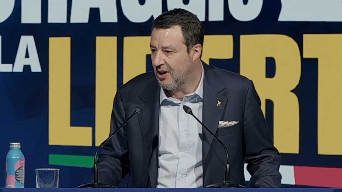 Immagine di Salvini "il moderato". Apre il Congresso e manda baci a Meloni: "Noi e il governo una cosa sola. Trattiamo con Trump"