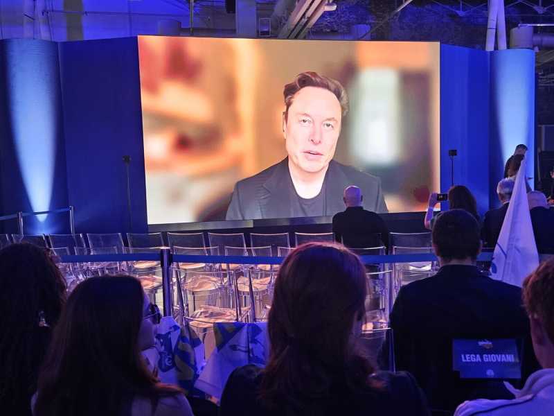 Elon Musk al Congresso Lega: "Spero dazi zero Usa-Ue. Ci parlo io con Trump" e Salvini si esalta