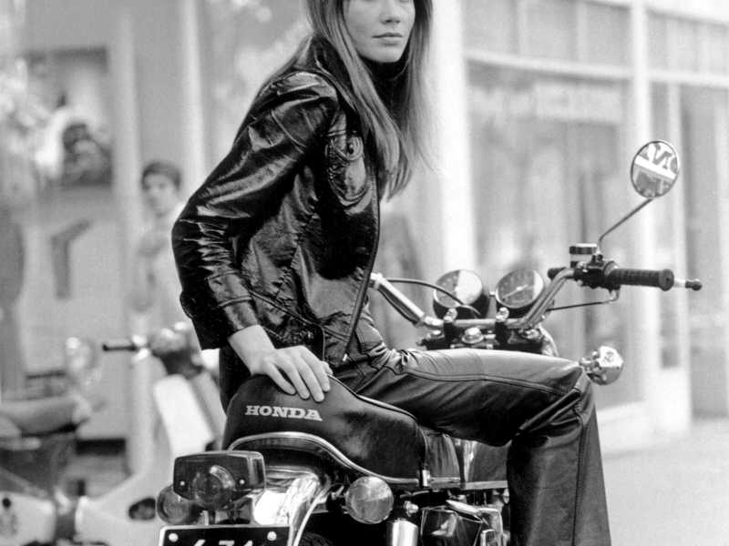 &nbsp;Fran&ccedil;oise Hardy, scomparsa meno di un anno fa, negli anni Sessanta di &ldquo;Salut les copains&rdquo;, &egrave; ancora un esempio di coolness.<br />