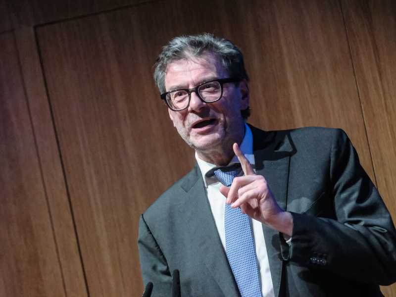 Il "virologo" Giorgetti: "No ai contro dazi, sangue freddo e niente panico. Le imprese resisteranno. E' come il Covid"