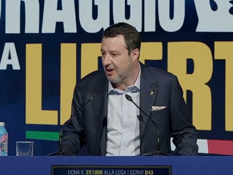 Salvini "il moderato". Apre il Congresso e manda baci a Meloni: "Noi e il governo una cosa sola. Trattiamo con Trump"