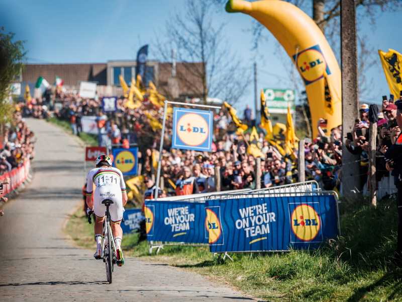 <span style="font-family: Arial, Verdana, sans-serif; font-size: 12px;">Tadej Pogacar solo davanti a tutti sul Paterberg al Giro delle Fiandre (foto Getty Images)</span>