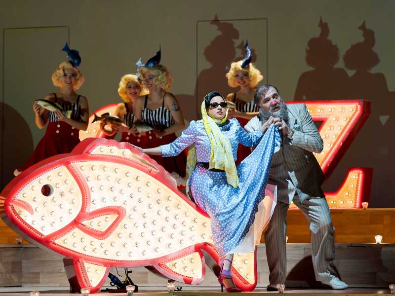 Una scena da “Matrimonio al convento” Sergej Prokof’ev, per la regia di Michieletto al Theater an der Wien di Vienna (foto Verlobung © Werner Kmetitsch) <br />