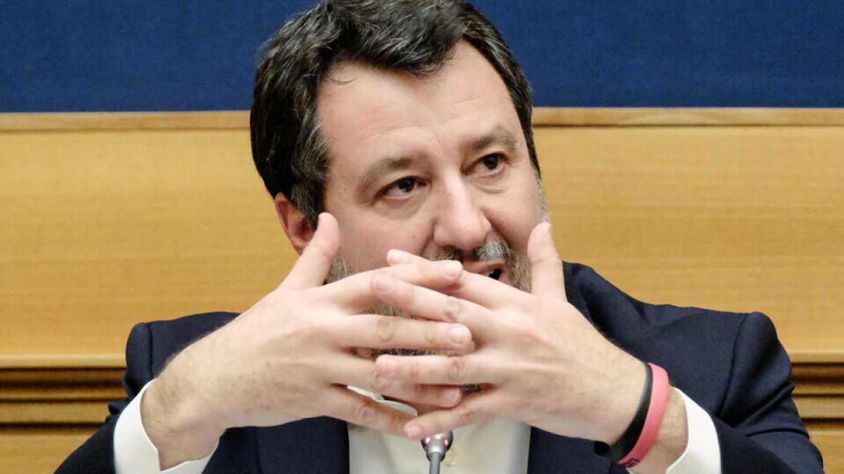 Immagine di Il Salvini di terracotta. Dimentica il Ponte e fa attaccare ancora Piantedosi (che coccola al telefono)