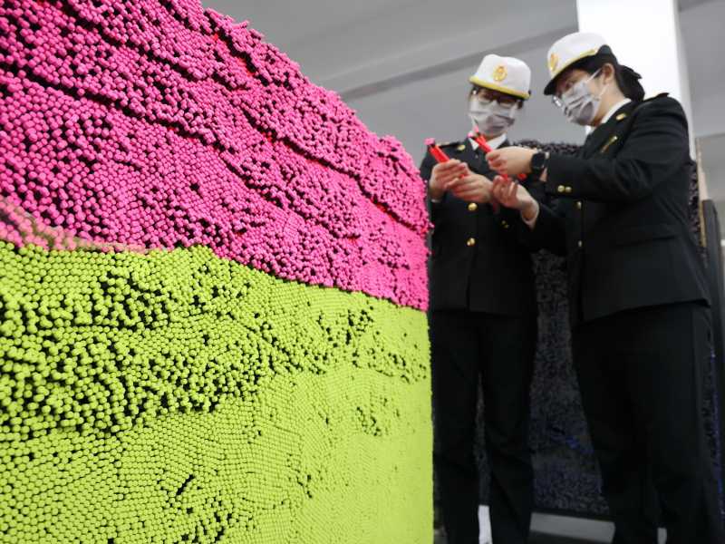 Funzionari doganali cinesi ispezionano un ordine di esportazione di matite colorate nell'officina di un produttore a Binzhou (Costfoto/Getty Images) <br />