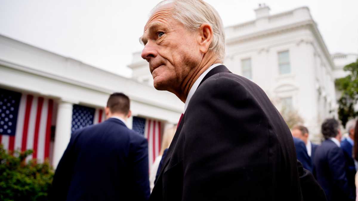 Immagine di Chi è Peter Navarro, consigliere che sussurra i dazi a Trump, il suo alter ego e gli insulti di Musk