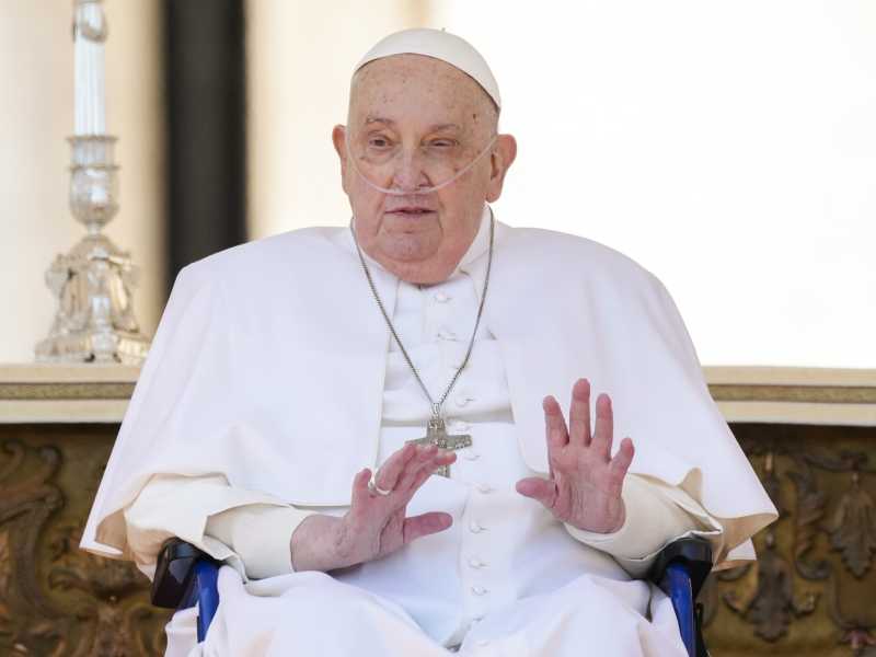 Il Papa imbrigliato e silenzioso