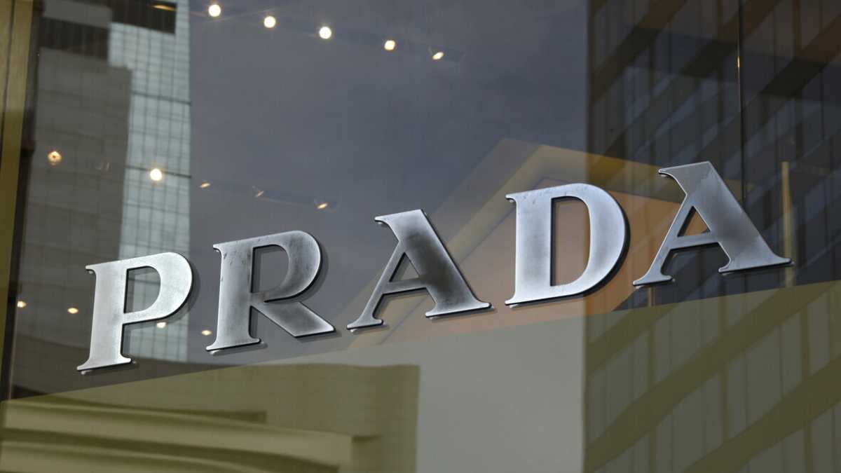 Immagine di Cosa ci insegna l’accordo tra Versace e Prada sulla moda del futuro (e sull’Italia)