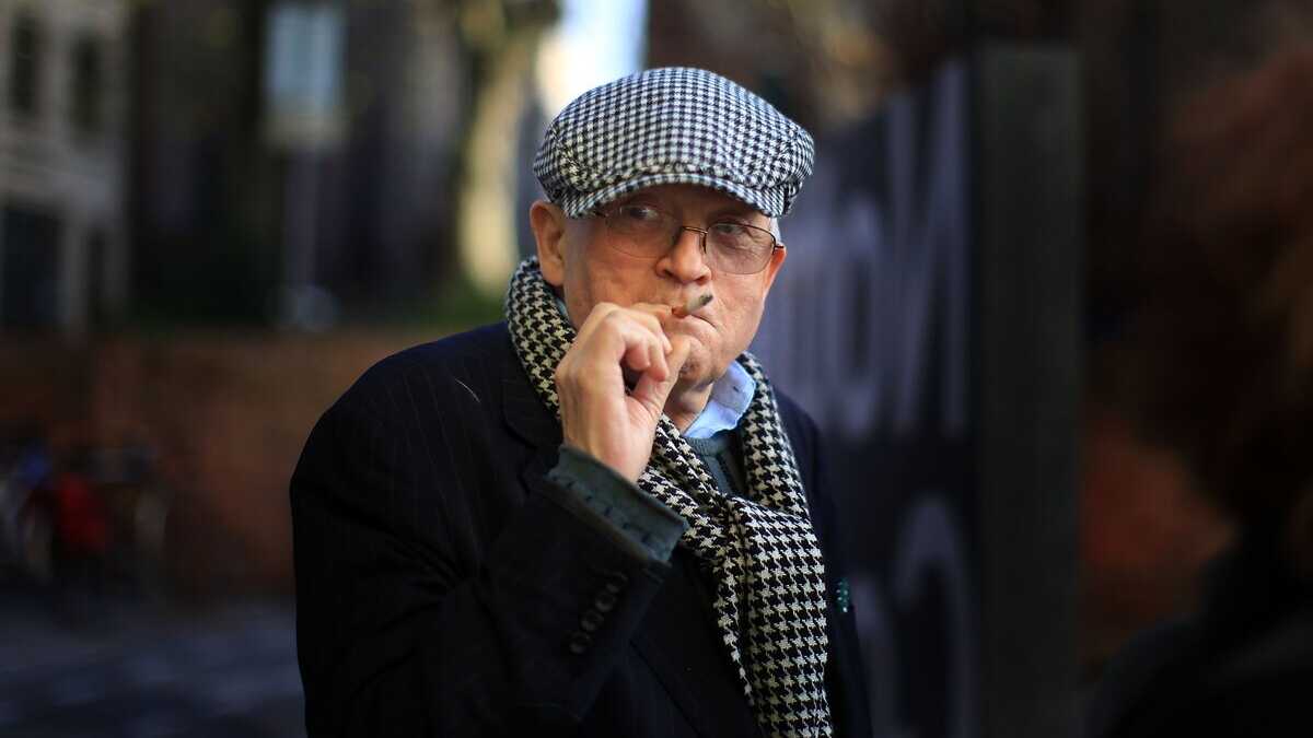 Immagine di Odierne follie. Si vede una sigaretta! Parigi censura i poster della mostra “David Hockney 25”