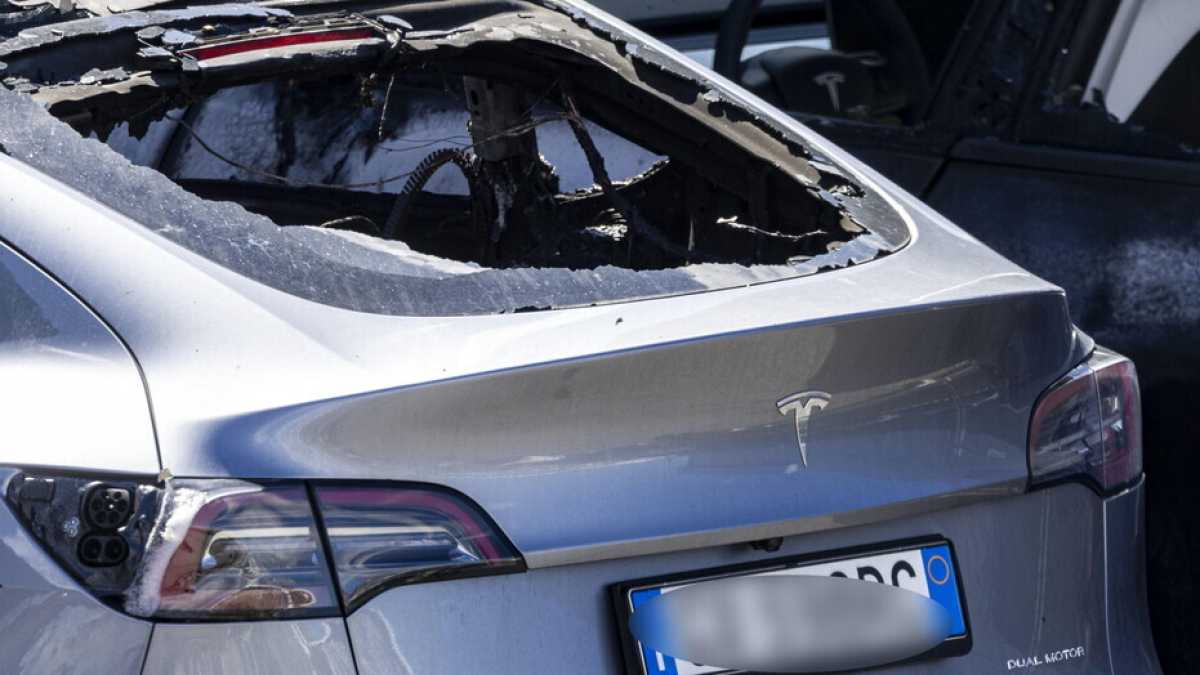 Immagine di Anche sfasciare una Tesla può essere un'opera d'arte