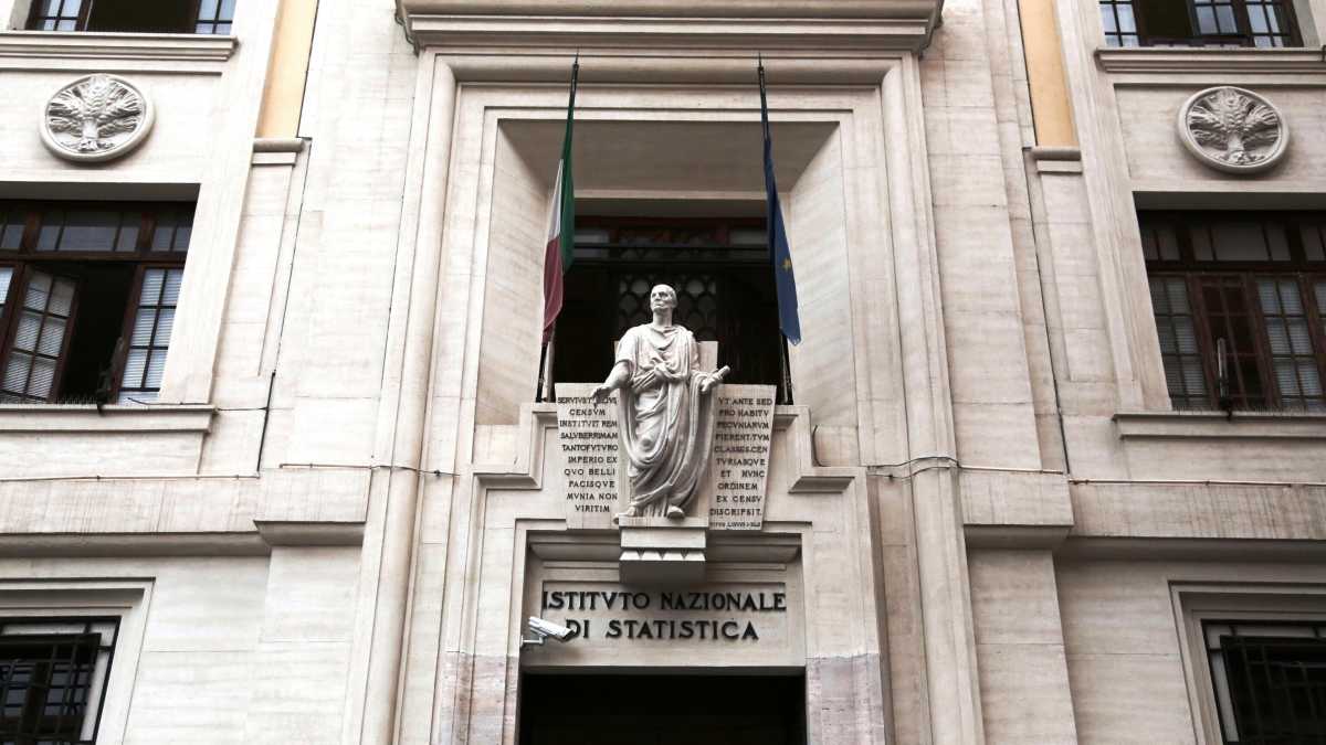 Immagine di Ora le escort hanno un codice Ateco per pagare le tasse. L'Istat: “Vale solo per attività legali”