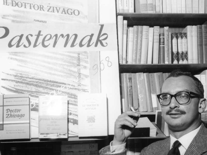 Giangiacomo Feltrinelli accanto al manifesto de "Il dottor Zivago" (foto Olycom)