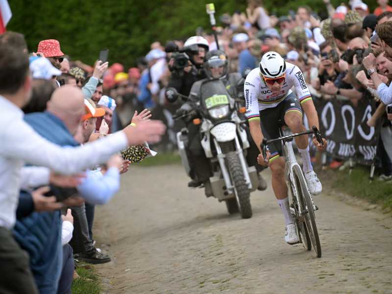 Mathieu van der Poel durante la Parigi-Roubaix del 2024 (foto Getty Images)