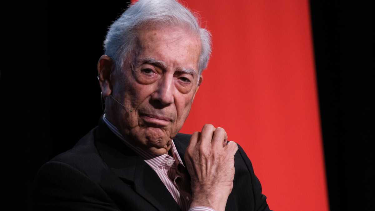 Immagine di Addio a Vargas Llosa, l'autore del Boom latinoamericano che è riuscito ad andare oltre il Boom