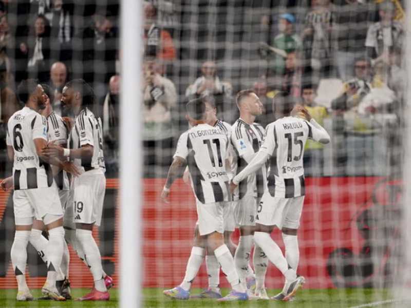 I giocatori della Juventus festeggiano il gol dell'1-0 di Teun Koopmainers (foto LaPresse)