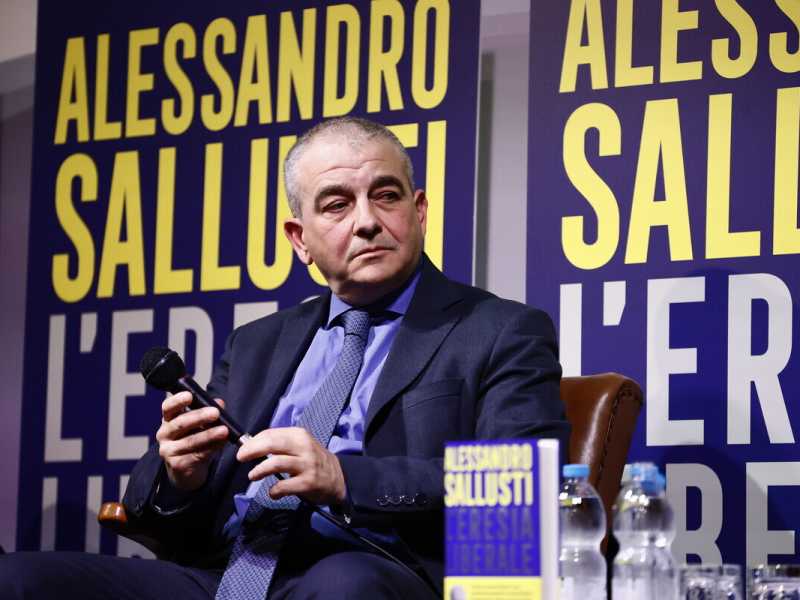"Spese militari? Si arriverà al 2 per cento già nel 2025", dice Fazzolari alla presentazione del libro di Sallusti