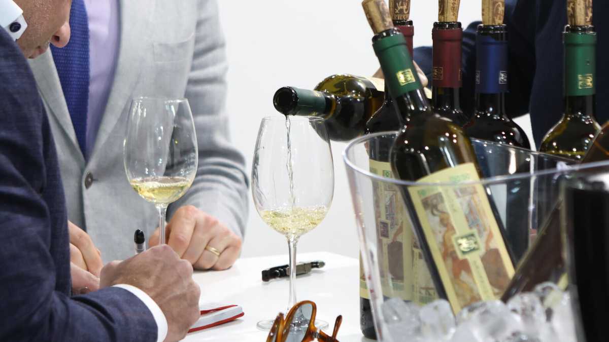 Immagine di Per rispondere ai dazi e investire in Difesa: armiamoci di bollicine