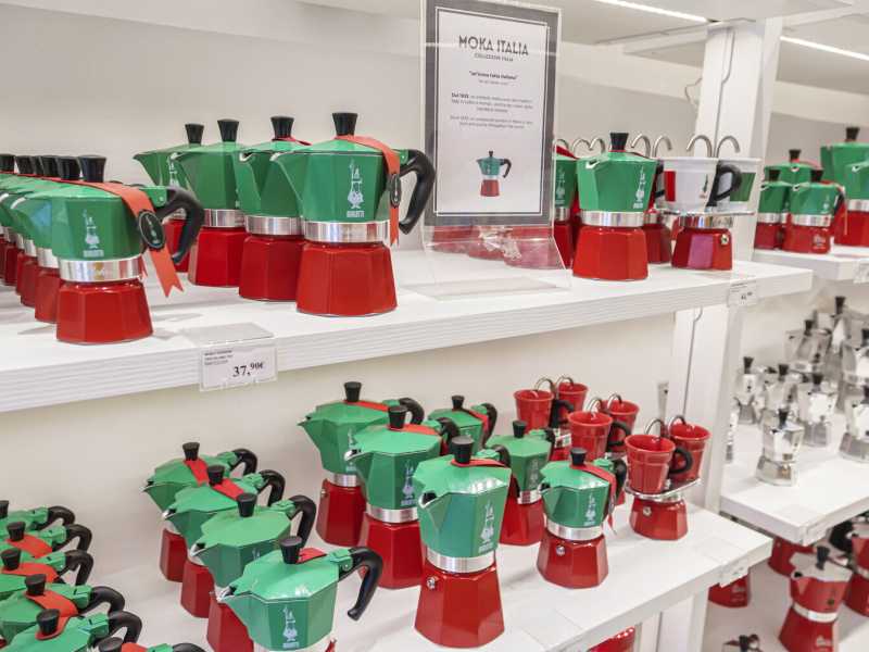 Roma, Via del Corso, moka tricolore della Bialetti in esposizione (Foto di Jeffrey Greenberg/Getty Images)&nbsp;<br />