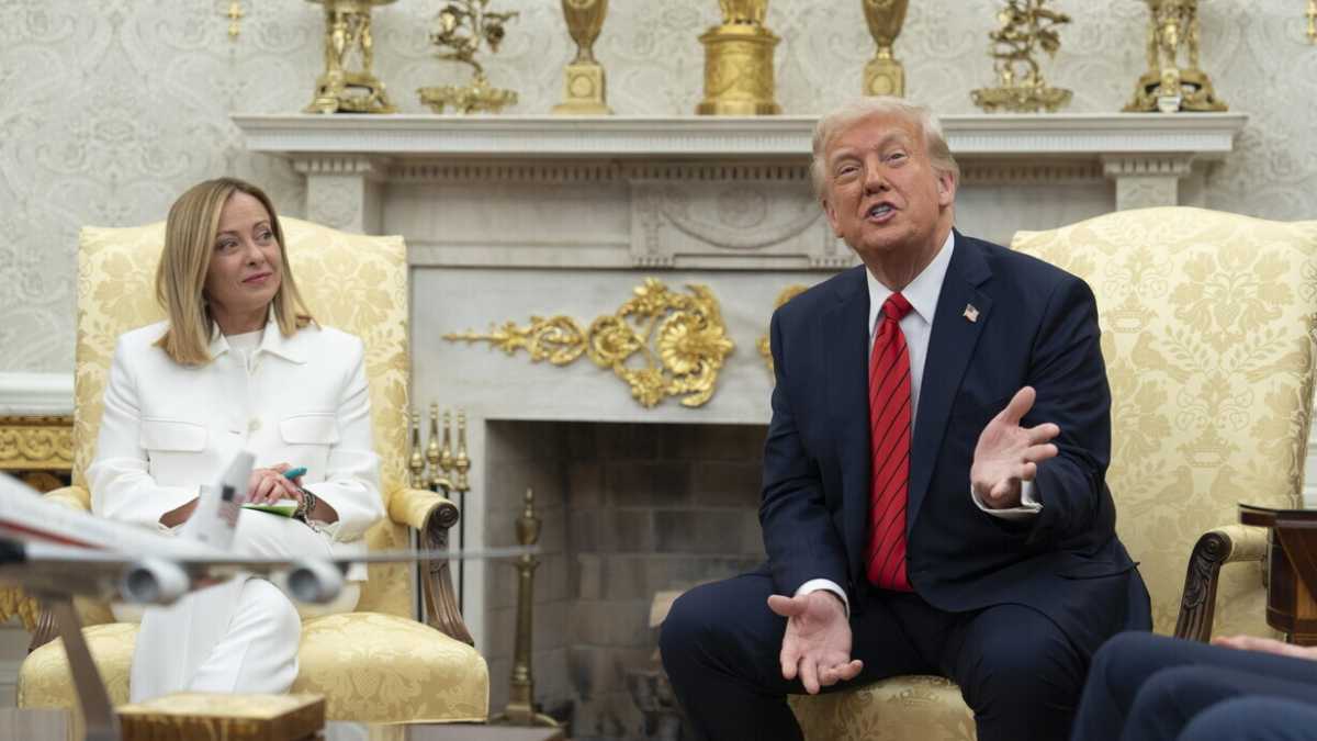 Immagine di Meloni e il brivido della domanda su Zelensky. E davanti a Trump ribadisce: "La Russia ha invaso l'Ucraina"