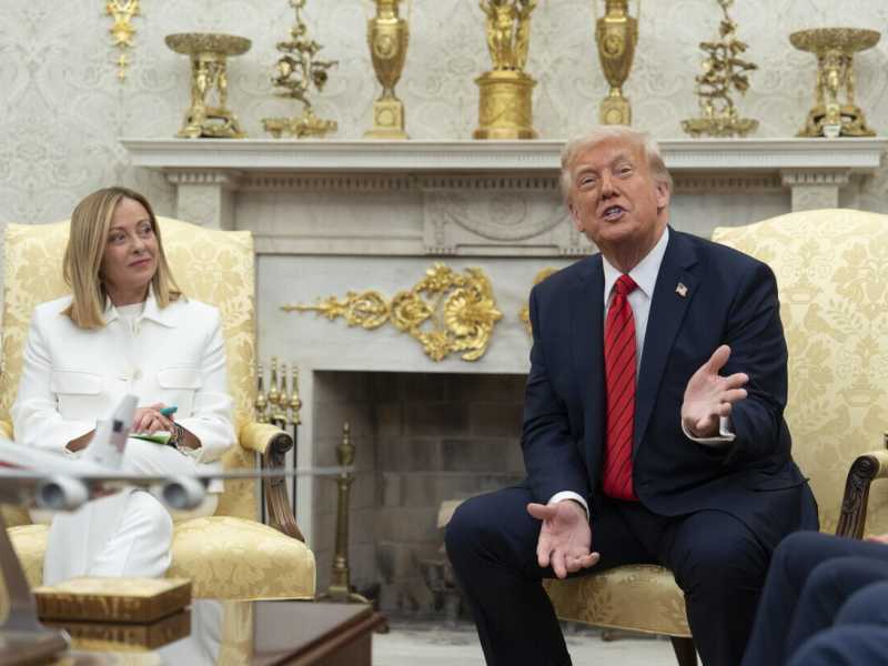 Meloni e il brivido della domanda su Zelensky. E davanti a Trump ribadisce: "La Russia ha invaso l'Ucraina"