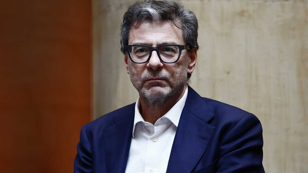 Immagine di I cuoricini di Giorgetti, si prende le lodi e duetta con Descalzi di Eni che dice: "I dazi la Ue se li è messi da soli"
