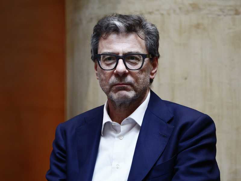 I cuoricini di Giorgetti, si prende le lodi e duetta con Descalzi di Eni che dice: "I dazi la Ue se li è messi da soli"