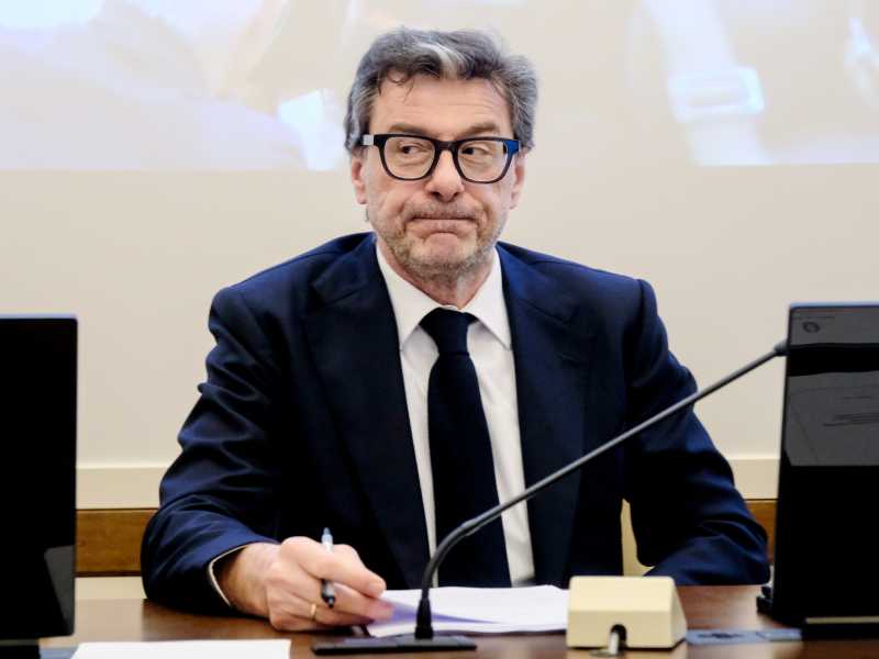 La prudenza di Giorgetti: si prepara al peggio, ma spera per il meglio