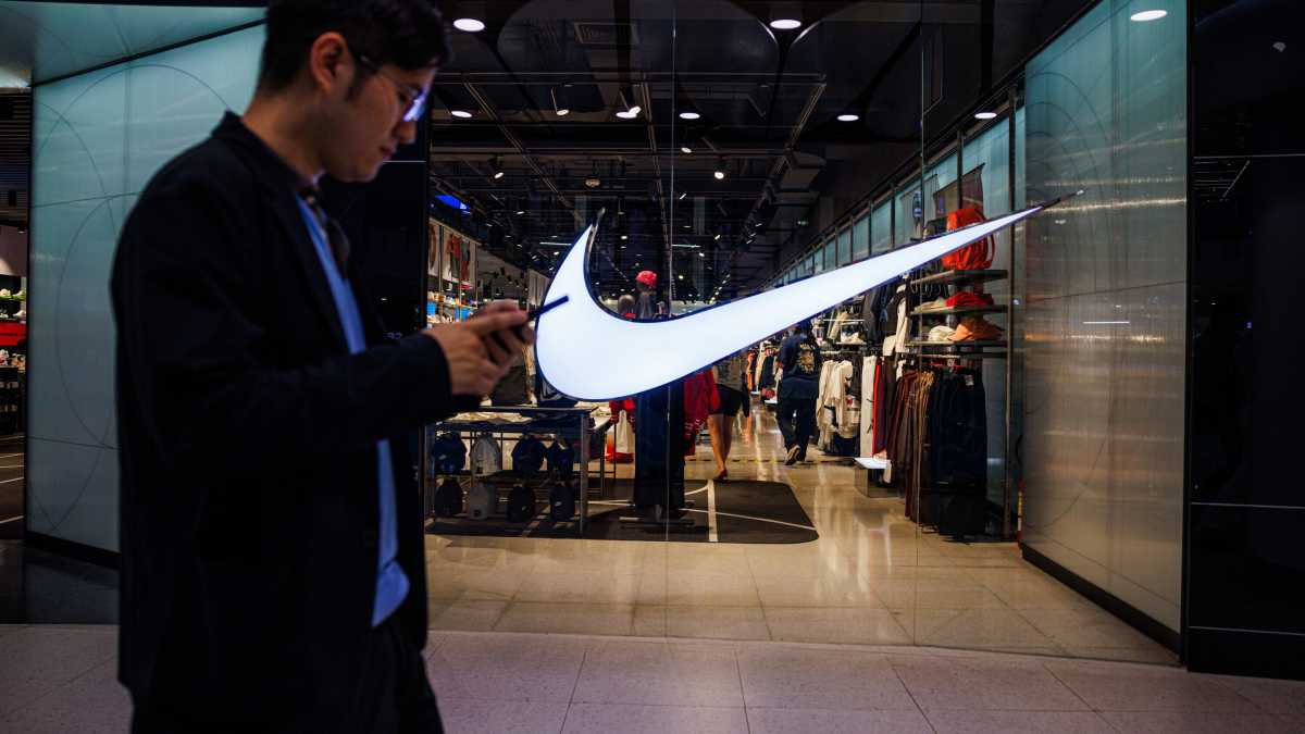 Immagine di Boomerang Trump, i dazi colpiscono Nike che brucia in Borsa il 10 per cento. E non è che l'inizio