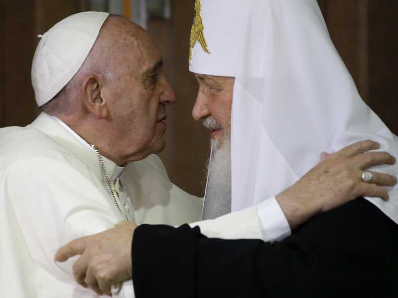 L'abbraccio con il Patriarca ortodosso Kirill dopo la firma di una dichiarazione congiunta sull'unità religiosa a Cuba nel 2016 (LaPresse) <br />