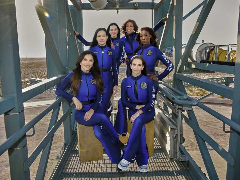 L&rsquo;equipaggio spaziale in senso orario: Lauren S&aacute;nchez, Amanda Nguyen, Katy Perry, Gayle King, Aisha Bowe e Kerianne Flynn (foto Blue Origin)&nbsp;<br />